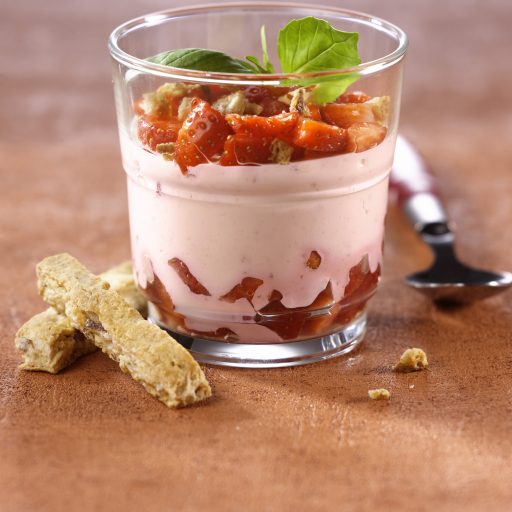 Pot de crème façon fraisier, croquants d'amandes et gariguettes de Provence