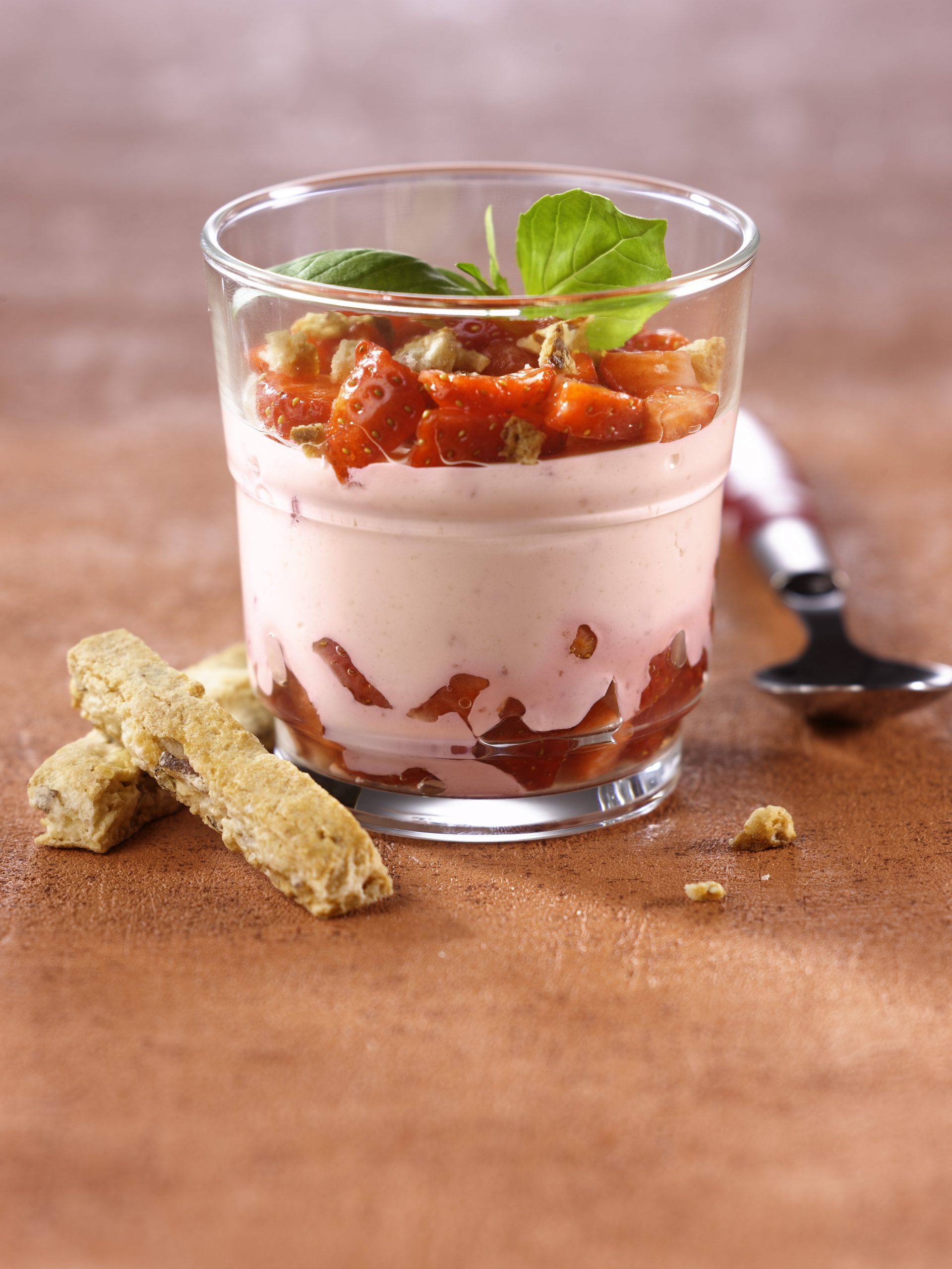 Pot de crème façon fraisier, croquants d'amandes et gariguettes de Provence